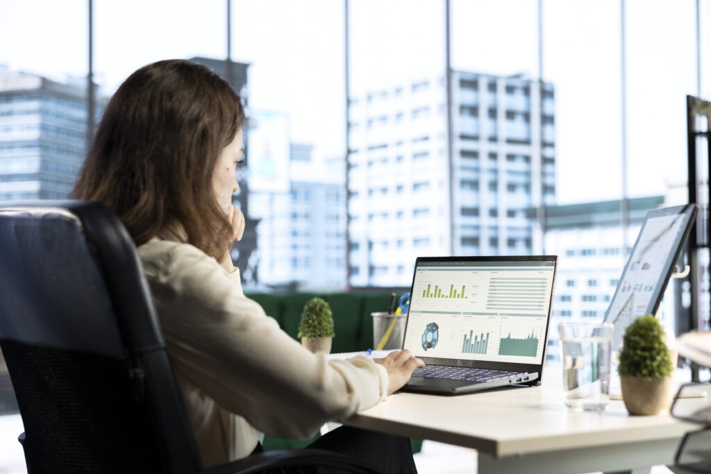 Gestor de RH analisando gráfico de taxa de absenteísmo em notebook