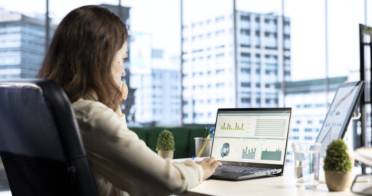 Gestor de RH analisando gráfico de taxa de absenteísmo em notebook